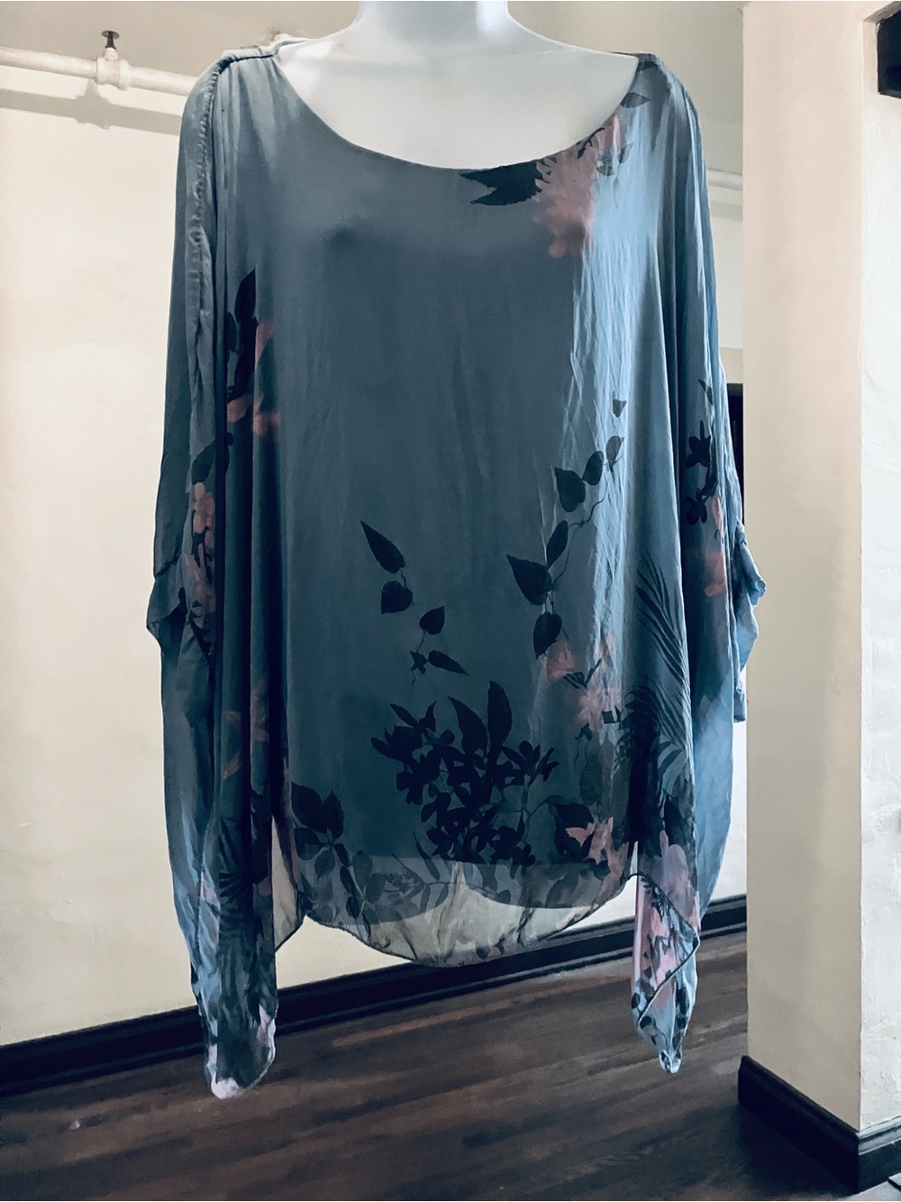Bella Amore Made In Italy Sillk Blend Flutter Blouse/Tunic M